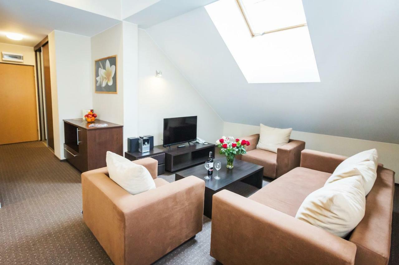 One-Bedroom Apartment,1344924389:JPEG